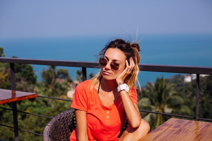 files/colocar-bronceada-tatuada-mujer-europea-caucasica-cuerpo-deportivo-abs-pantalones-cortos-jean-camiseta-roja-nar.jpg