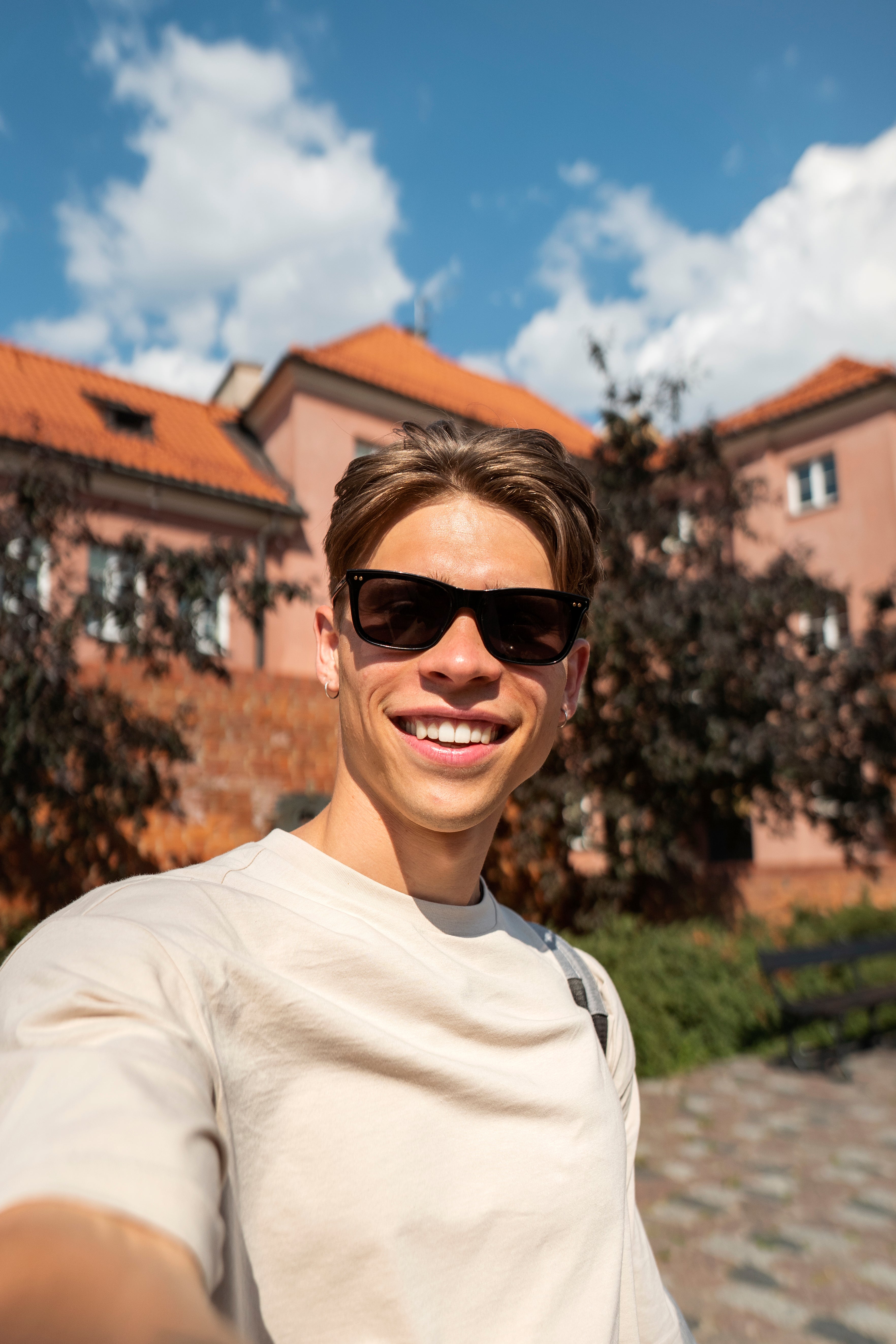 files/medium-shot-smiley-man-posing-with-sunglasses.jpg