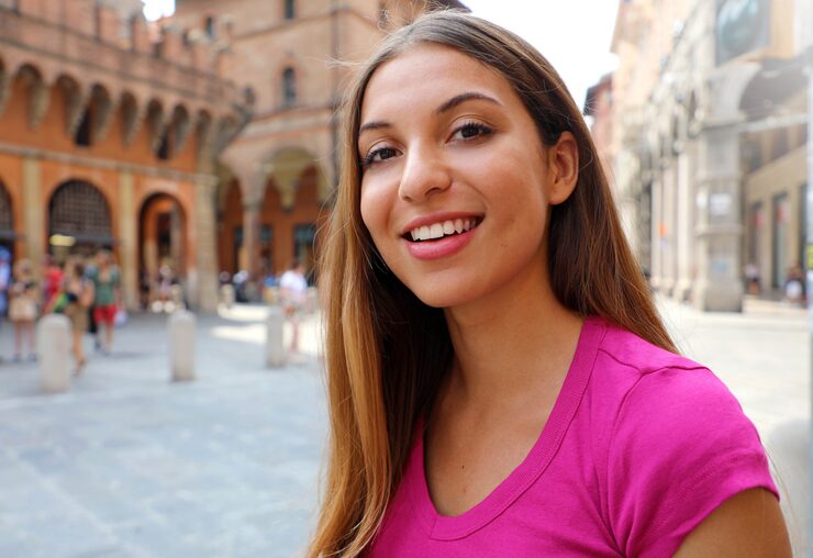 files/retrato-mujer-hermosa-alegre-feliz-caminando-calle-italiana-medieval_63239-797.jpg