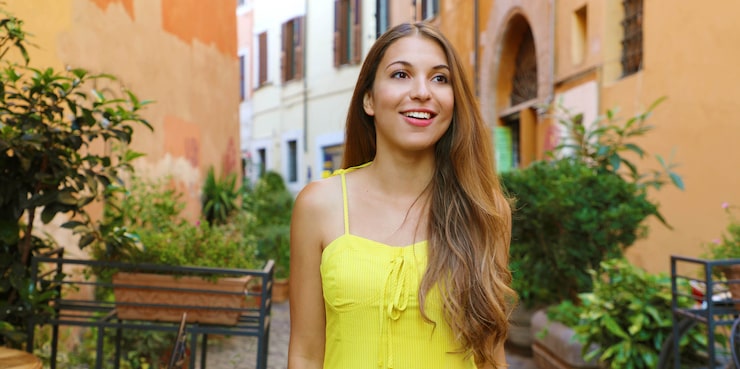 files/retrato-mujer-joven-hermosa-vestido-amarillo-verano-caminando-explora.jpg