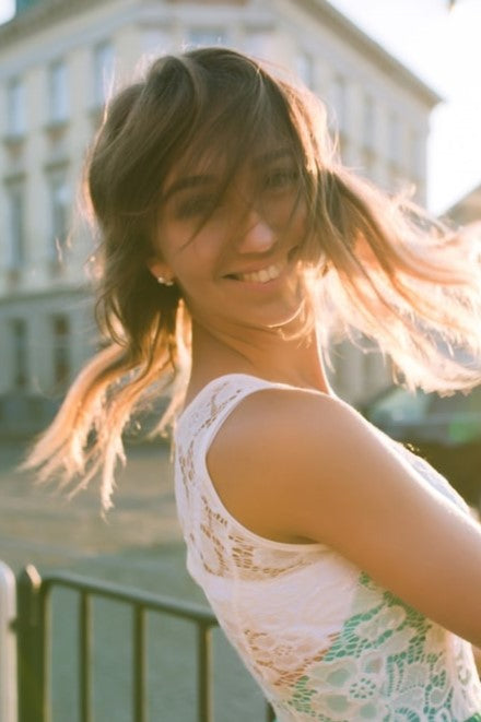 files/tierna-joven-rubia-sonrisa-encantadora-posando-amanecer-resplandor-sol_172420-12194.jpg