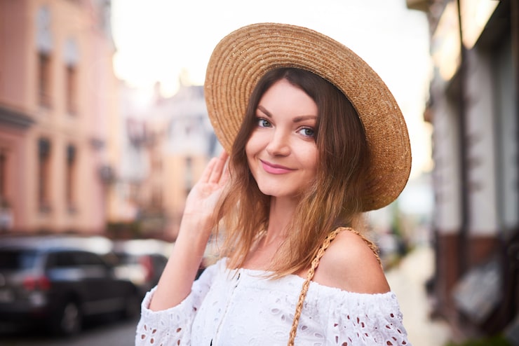 files/verano-mujer-sonriente-vacaciones-europa-camina-casco-antiguo-admira-vistas_125398-255.jpg